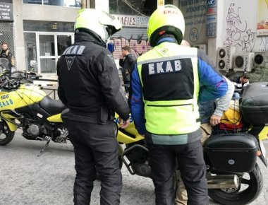 Τραυματίστηκε εικονολήπτης από πέτρα στο υπ. Αγροτικής Ανάπτυξης